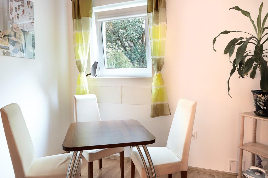Lovely Garden Flat Near Royal Park Warsawa Ruang foto